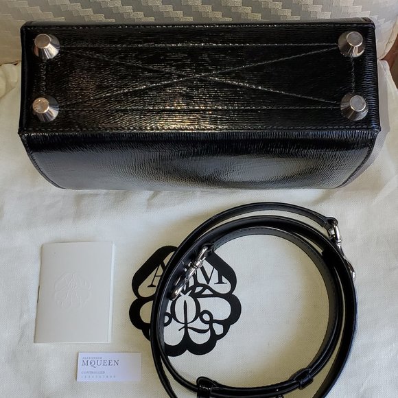 Alexander McQueen- Black Twist-lock Fastening Shoulder Bag - Picture 12 of 15